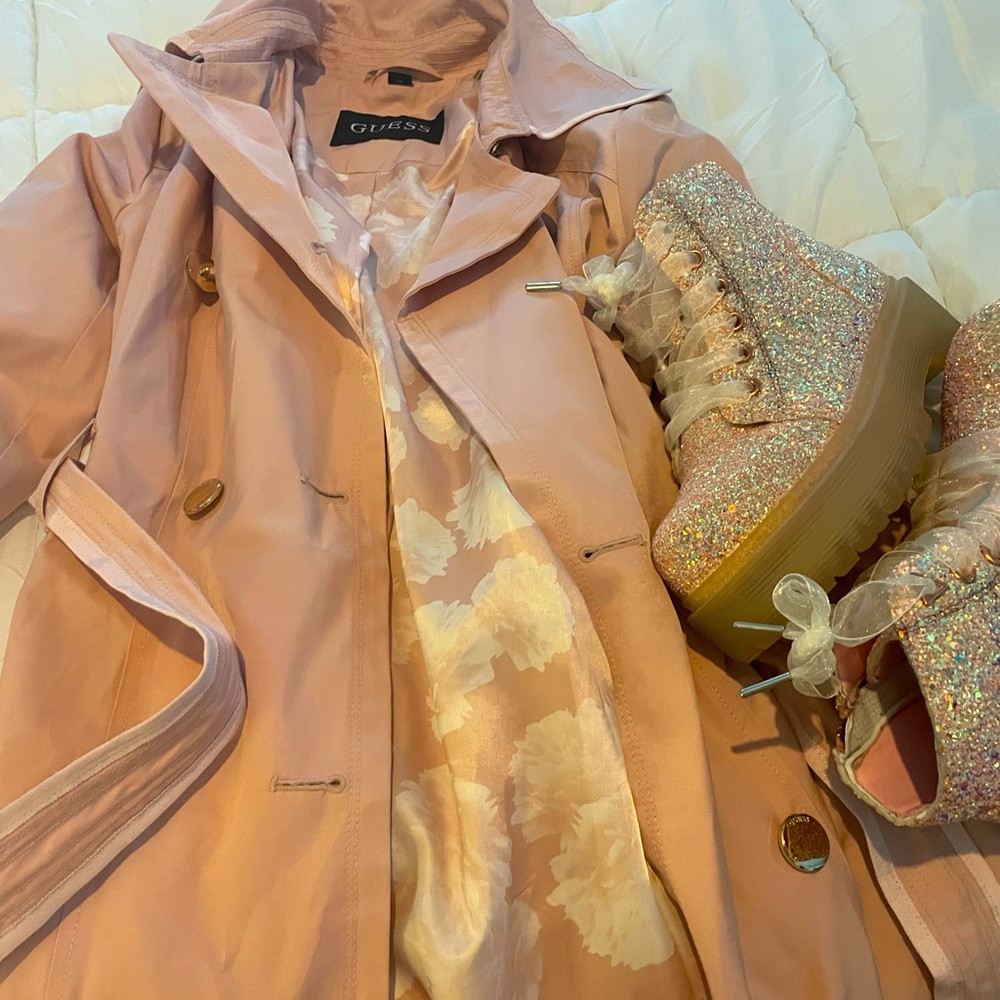 Guess Trench coat in a dusky rose pink with gold buttons and zipper pockets